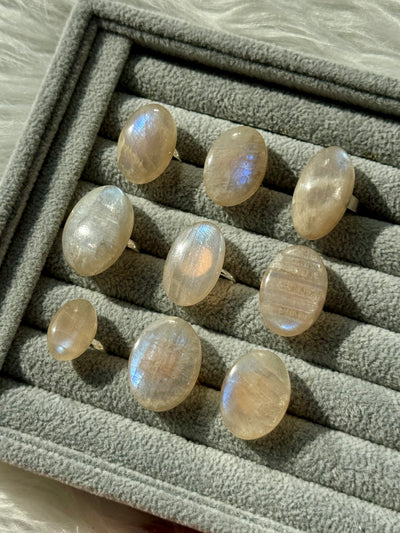 Anello in labradorite bianca