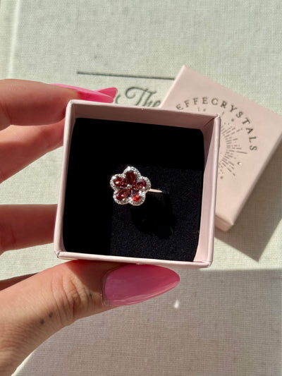 Anello in granato a fiore