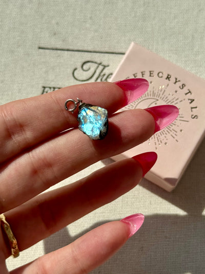 Ciondolo in labradorite bianca grezza