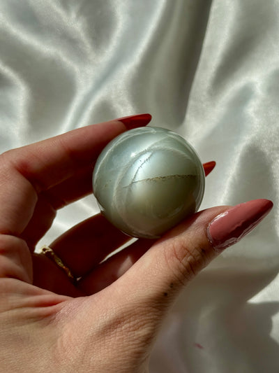 Sfera in garnierite (pietra di luna verde)
