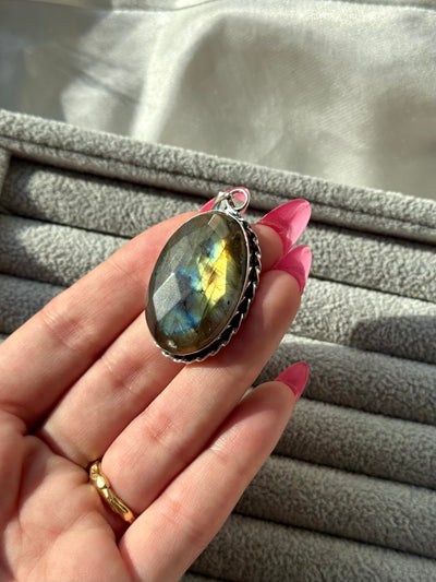Ciondolo indiano in labradorite