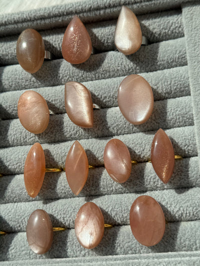 Anello chunky in pietra di luna pesca
