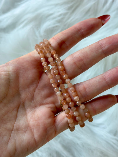 Bracciale in pietra di luna pesca